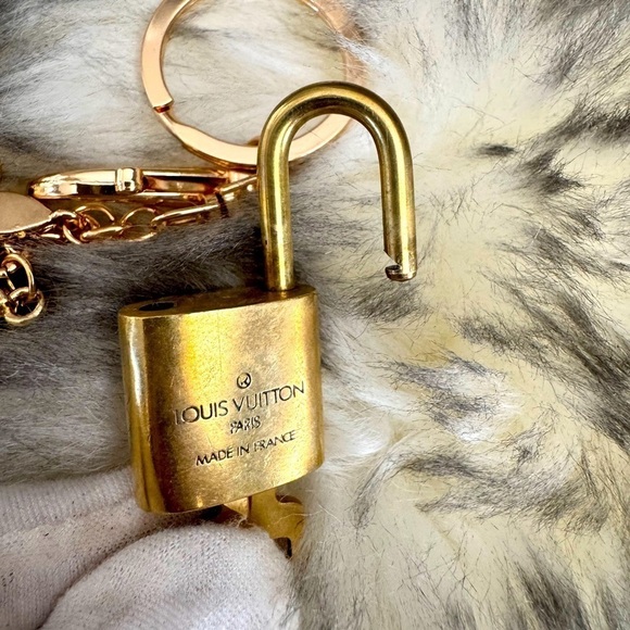 - - Louis Vuitton beautiful set
Brass Lock & Key Set - Picture 6 of 7